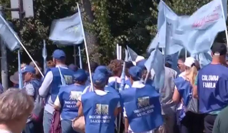 Protest la Palatul Victoria: 1.500 de angajați din Administrația Publică își strigă nemulțumirile 855067