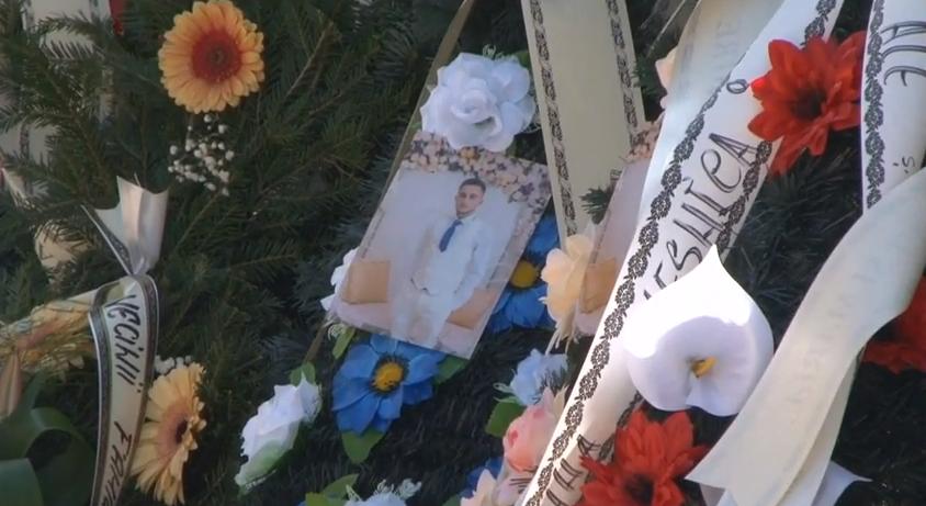 Tinerii spulberaţi de şoferul băut în Alba, conduşi astăzi pe ultimul drum | Familiile îndurerate cer să se facă dreptate  855063