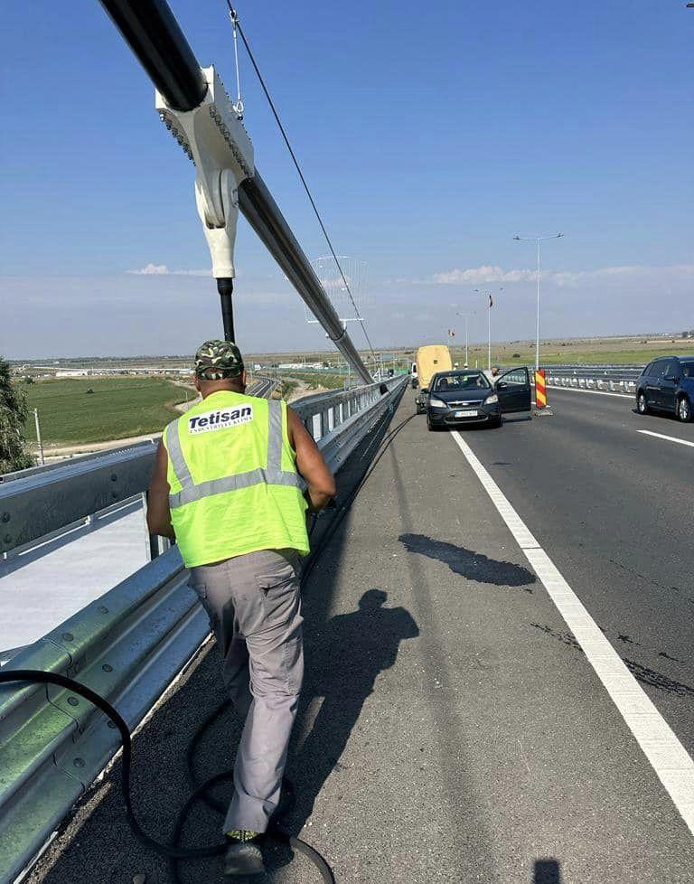 CNAIR: Au fost identificate aproximativ 70 de şuruburi slăbite la parapetul Podului suspendat de la Brăila 855434