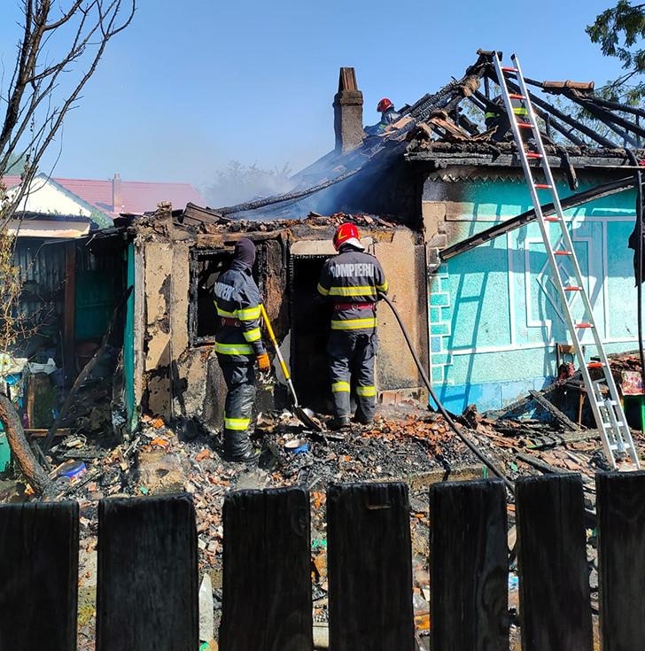 "Fără el, mama mea nu mai avea nicio şansă" | El este Marian, jandarmul care a salvat o bătrână dintr-un incendiu devastator în Vaslui 855450