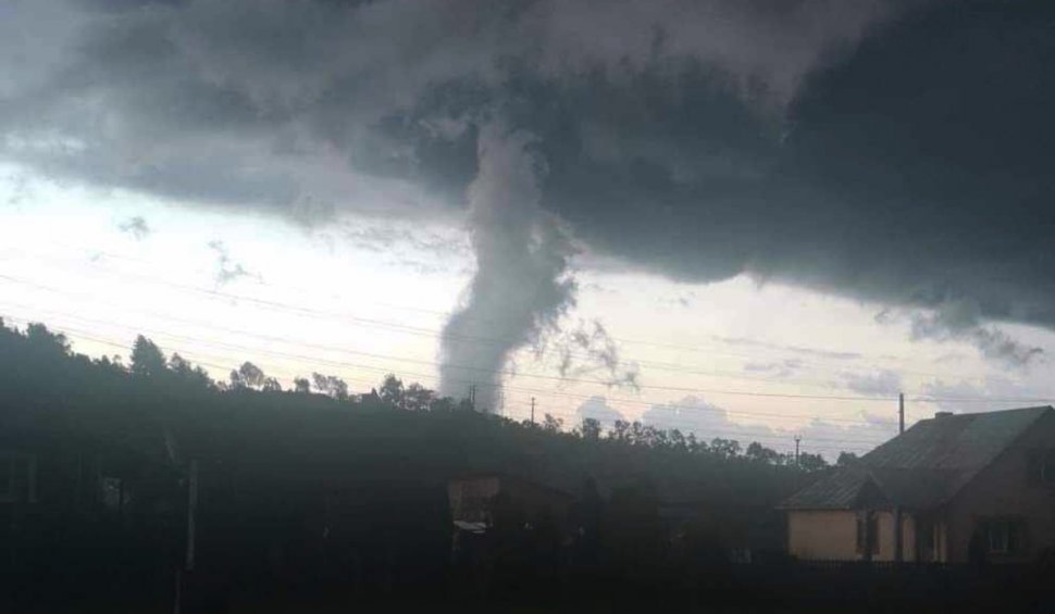 Fenomen impresionant pe cerul României! O "tornadă" i-a surprins locuitorii din Lunca Ilvei, în județul Bistrița-Năsăud