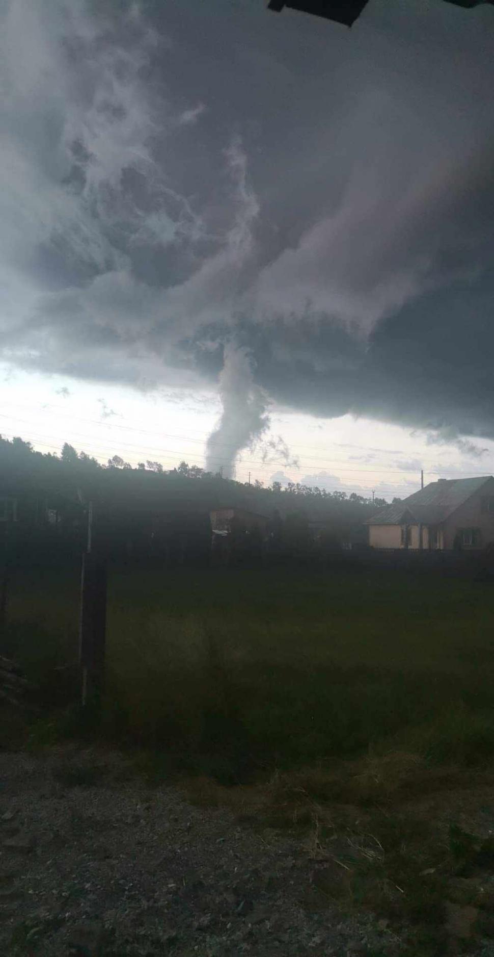 Fenomen impresionant pe cerul României! O "tornadă" i-a surprins locuitorii din Lunca Ilvei, în județul Bistrița-Năsăud 855429