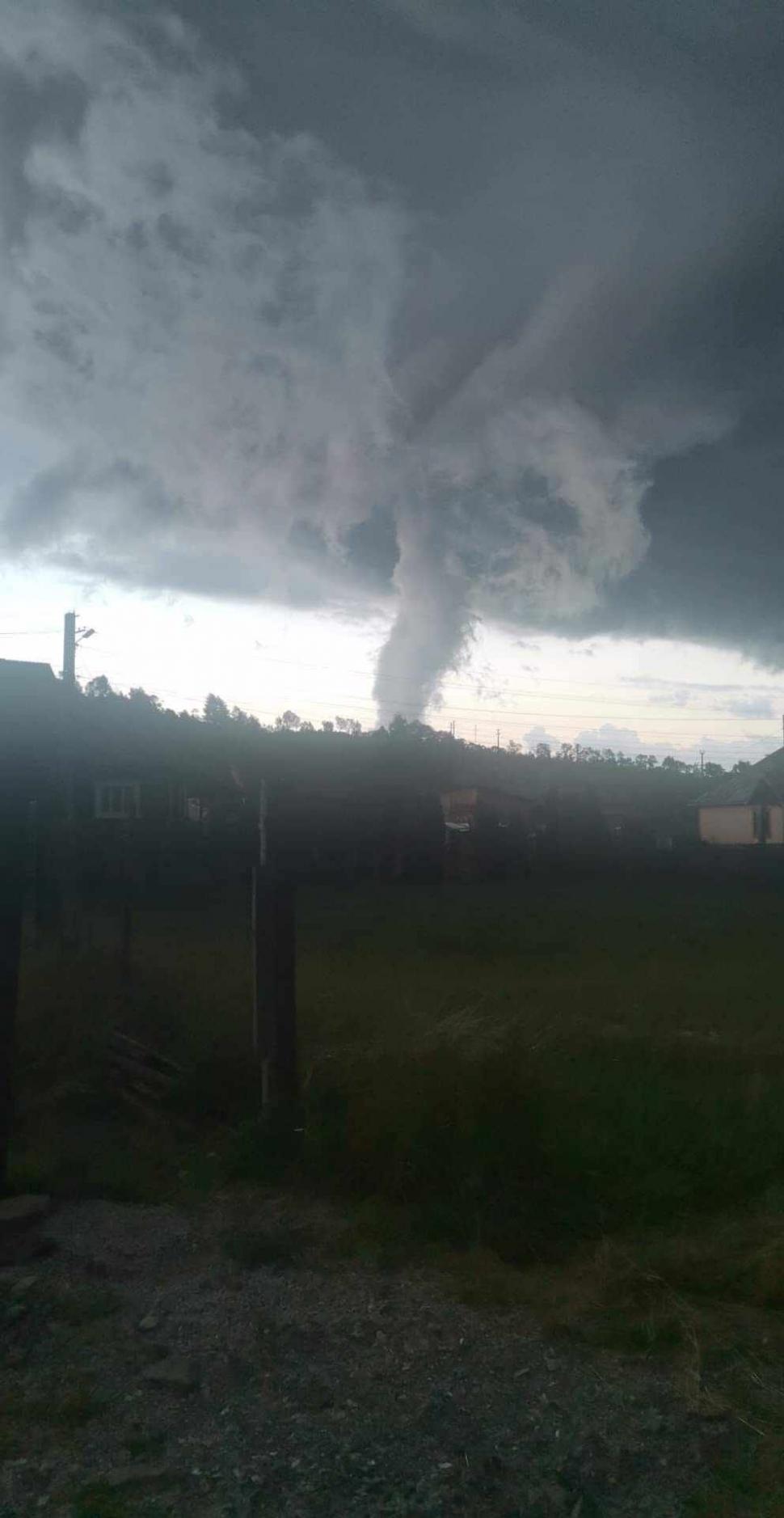 Fenomen impresionant pe cerul României! O "tornadă" i-a surprins locuitorii din Lunca Ilvei, în județul Bistrița-Năsăud 855430