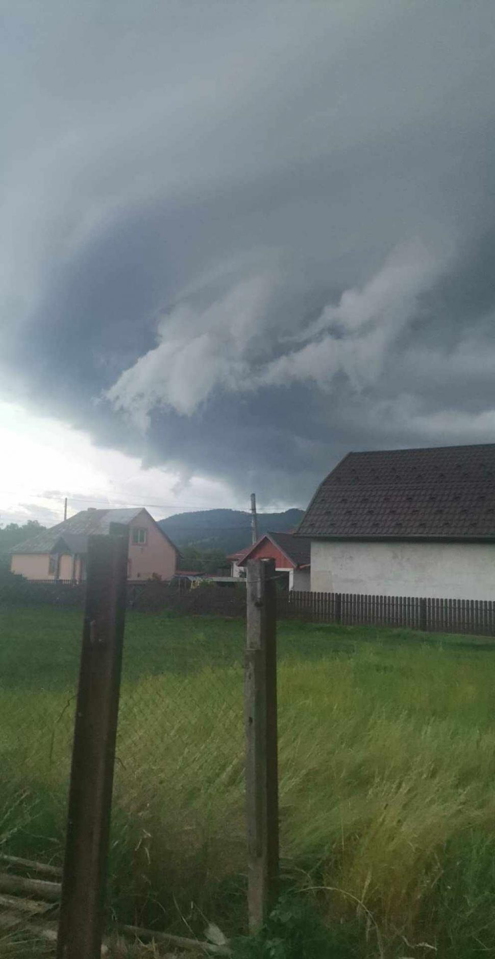 Fenomen impresionant pe cerul României! O "tornadă" i-a surprins locuitorii din Lunca Ilvei, în județul Bistrița-Năsăud 855431