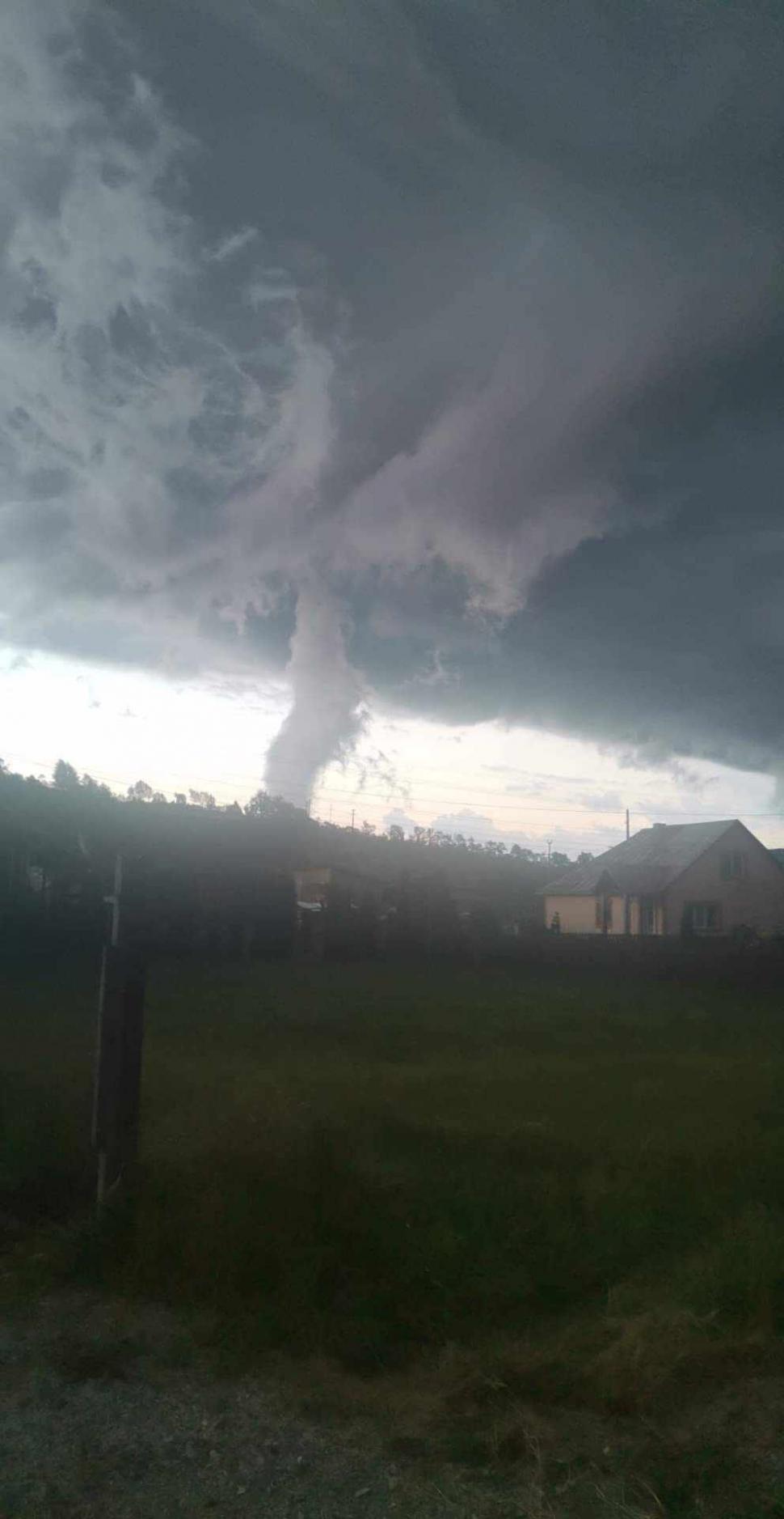Fenomen impresionant pe cerul României! O "tornadă" i-a surprins locuitorii din Lunca Ilvei, în județul Bistrița-Năsăud 855432