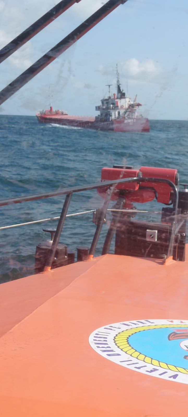 Navă în pericol de scufundare în rada exterioară a Portului Constanța | Sunt opt persoane la bord 855370