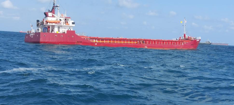 Navă în pericol de scufundare în rada exterioară a Portului Constanța | Sunt opt persoane la bord 855374