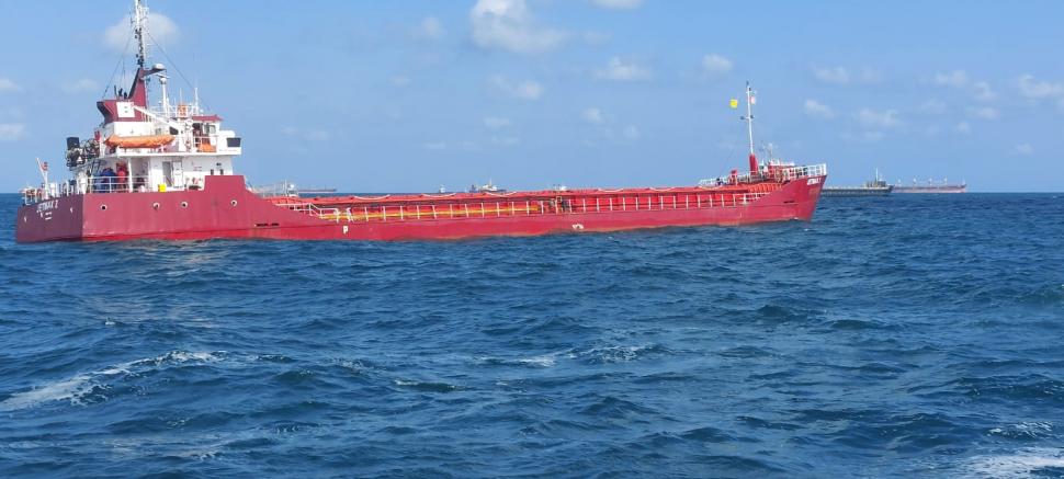 Navă în pericol de scufundare în rada exterioară a Portului Constanța | Sunt opt persoane la bord 855377