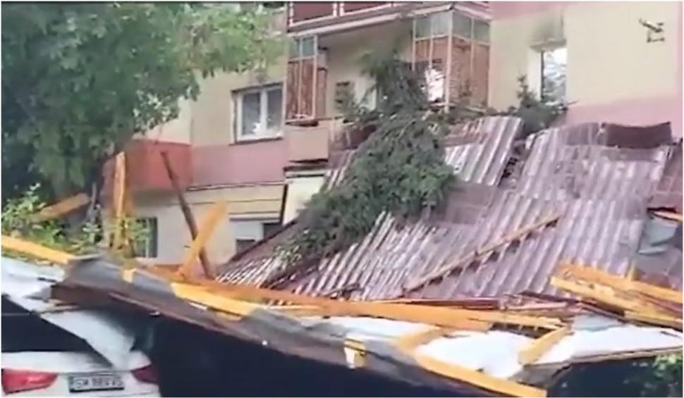 Fenomenele meteo extreme au făcut ravagii în mai multe judeţe din ţară. Acoperişuri smulse, copaci căzuţi, maşini distruse 855266