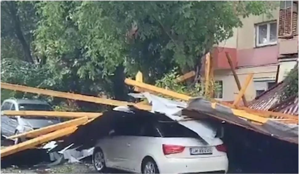 Fenomenele meteo extreme au făcut ravagii în mai multe judeţe din ţară. Acoperişuri smulse, copaci căzuţi, maşini distruse 855267