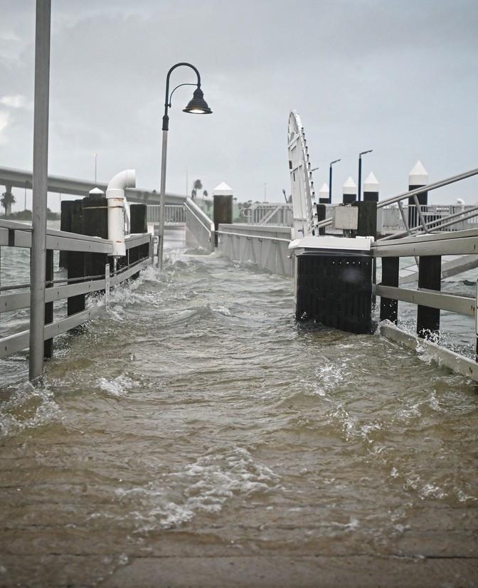 Uraganul Idalia a lovit Florida, cu rafale de vânt de peste 170 km/h. Sute de zboruri au fost anulate 855361