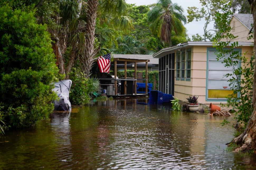 Uraganul Idalia a lovit Florida, cu rafale de vânt de peste 170 km/h. Sute de zboruri au fost anulate 855364