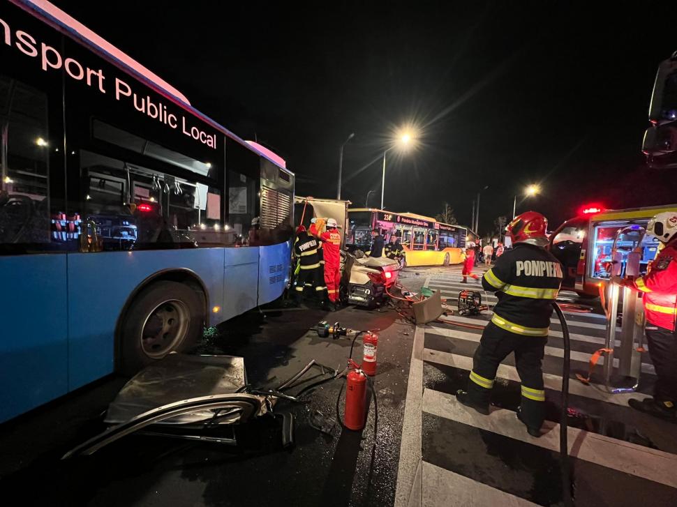 Accident grav în Sibiu, între două autobuze şi un autoturism. Trei persoane au fost rănite 855781