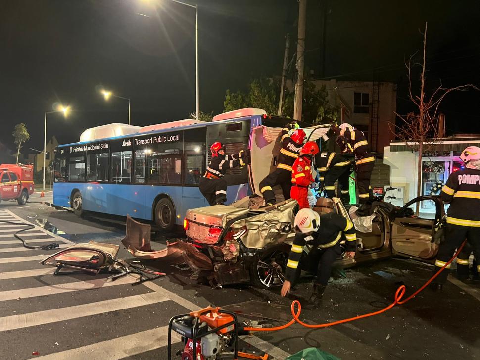 Accident grav în Sibiu, între două autobuze şi un autoturism. Trei persoane au fost rănite 855783
