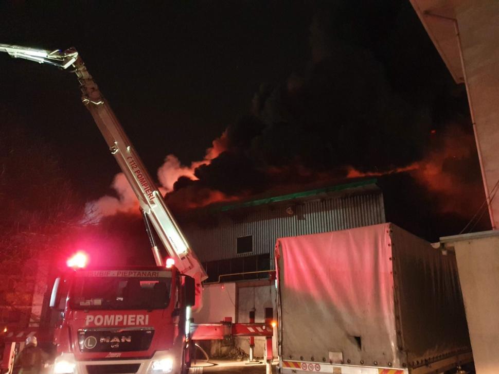 "Suntem la o lună-două de faliment". Pagubă de 1.000.000 de euro şi anchetă tergiversată, după un incendiu la un depozit din Jilava 855843