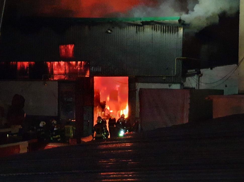 "Suntem la o lună-două de faliment". Pagubă de 1.000.000 de euro şi anchetă tergiversată, după un incendiu la un depozit din Jilava 855845