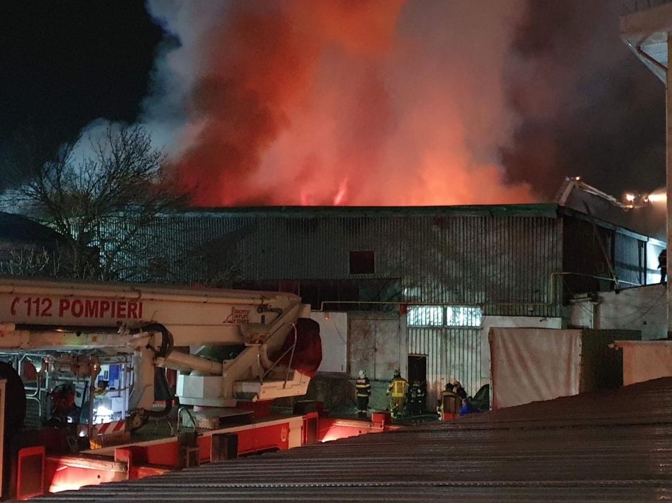 "Suntem la o lună-două de faliment". Pagubă de 1.000.000 de euro şi anchetă tergiversată, după un incendiu la un depozit din Jilava 855846