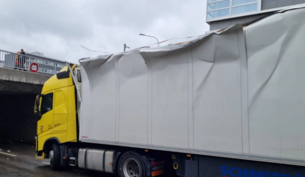 Ghinion curat pentru un şofer român, rămas cu TIR-ul blocat într-un pasaj din Zurich 