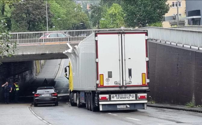 Ghinion curat pentru un şofer român, rămas cu TIR-ul blocat într-un pasaj din Zurich  855775