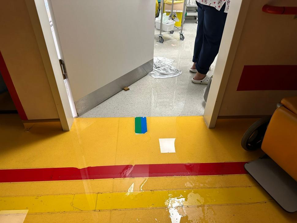 Unitatea de Primiri Urgențe de la Spitalul "Bagdasar Arseni", inundată după ploaia de aseară | Activitatea în UPU a fost reluată 855511