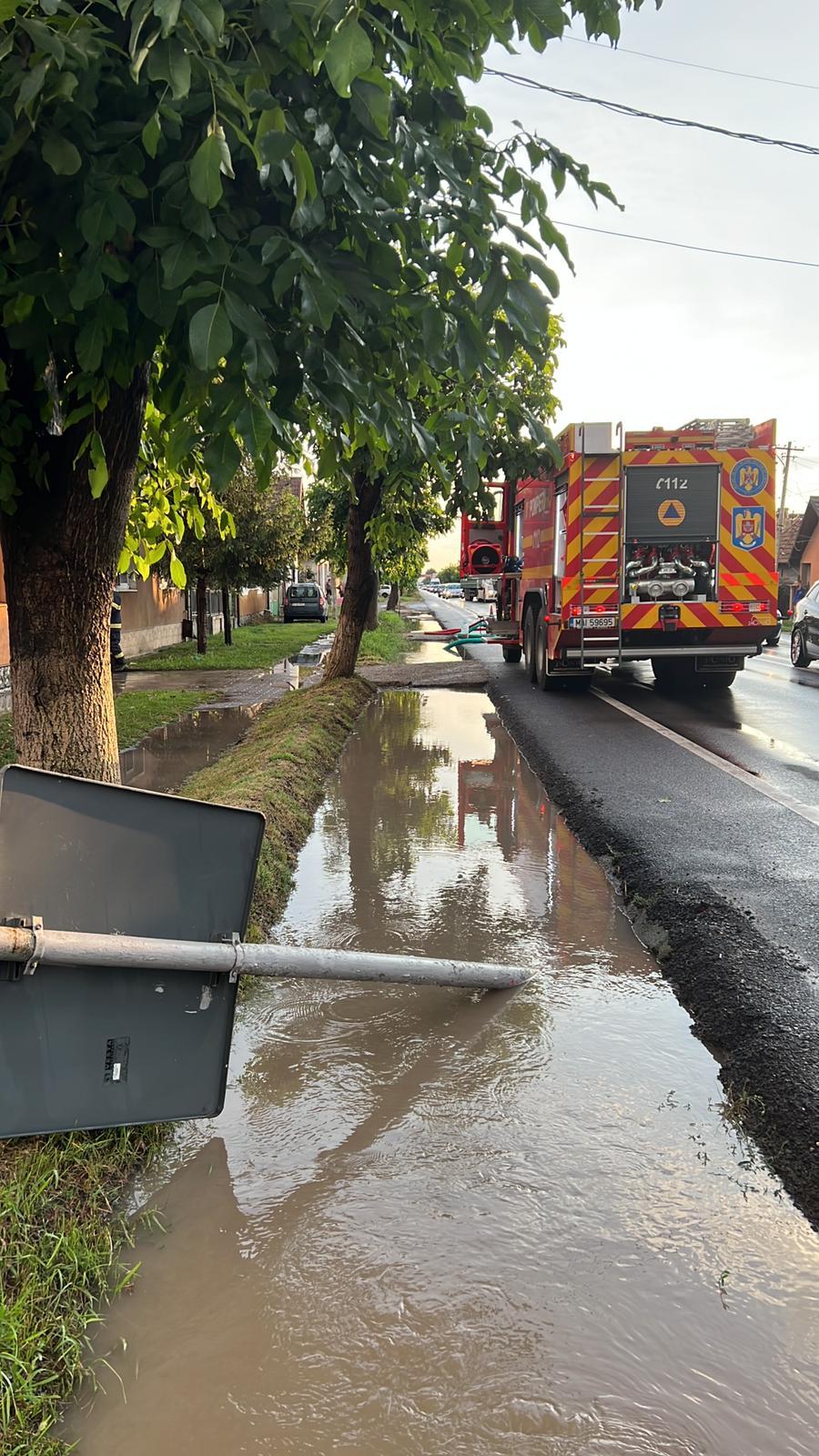 Vijeliile au făcut prăpăd în mai multe zone din ţară. Bucureştiul, blocat din cauza inundaţiilor 855477