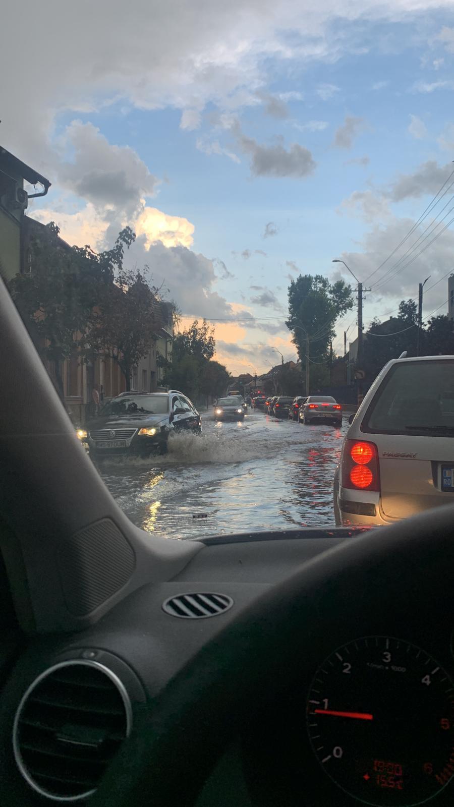 Vijeliile au făcut prăpăd în mai multe zone din ţară. Bucureştiul, blocat din cauza inundaţiilor 855482