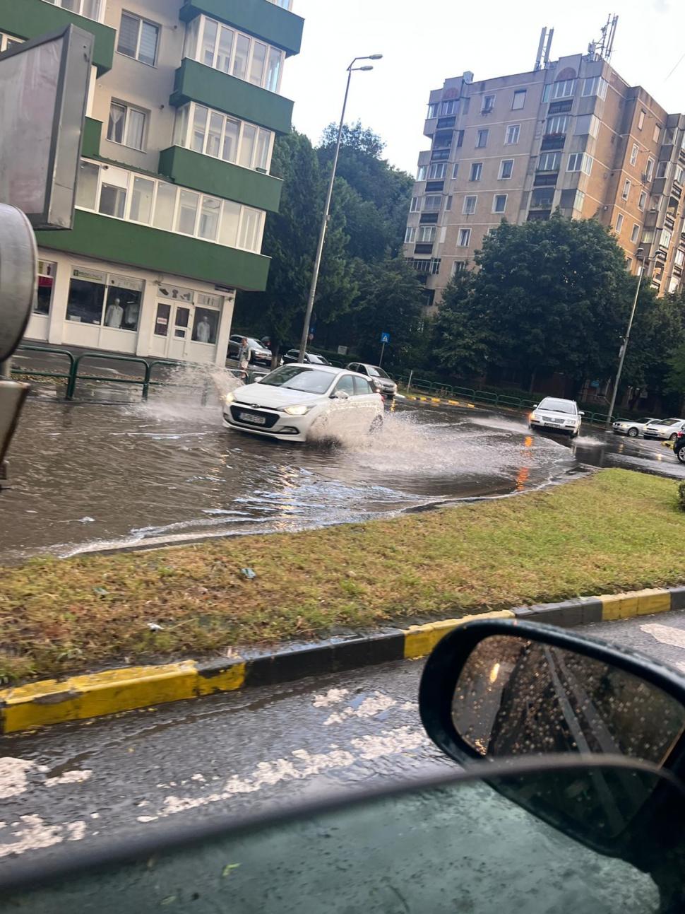 Vijeliile au făcut prăpăd în mai multe zone din ţară. Bucureştiul, blocat din cauza inundaţiilor 855483