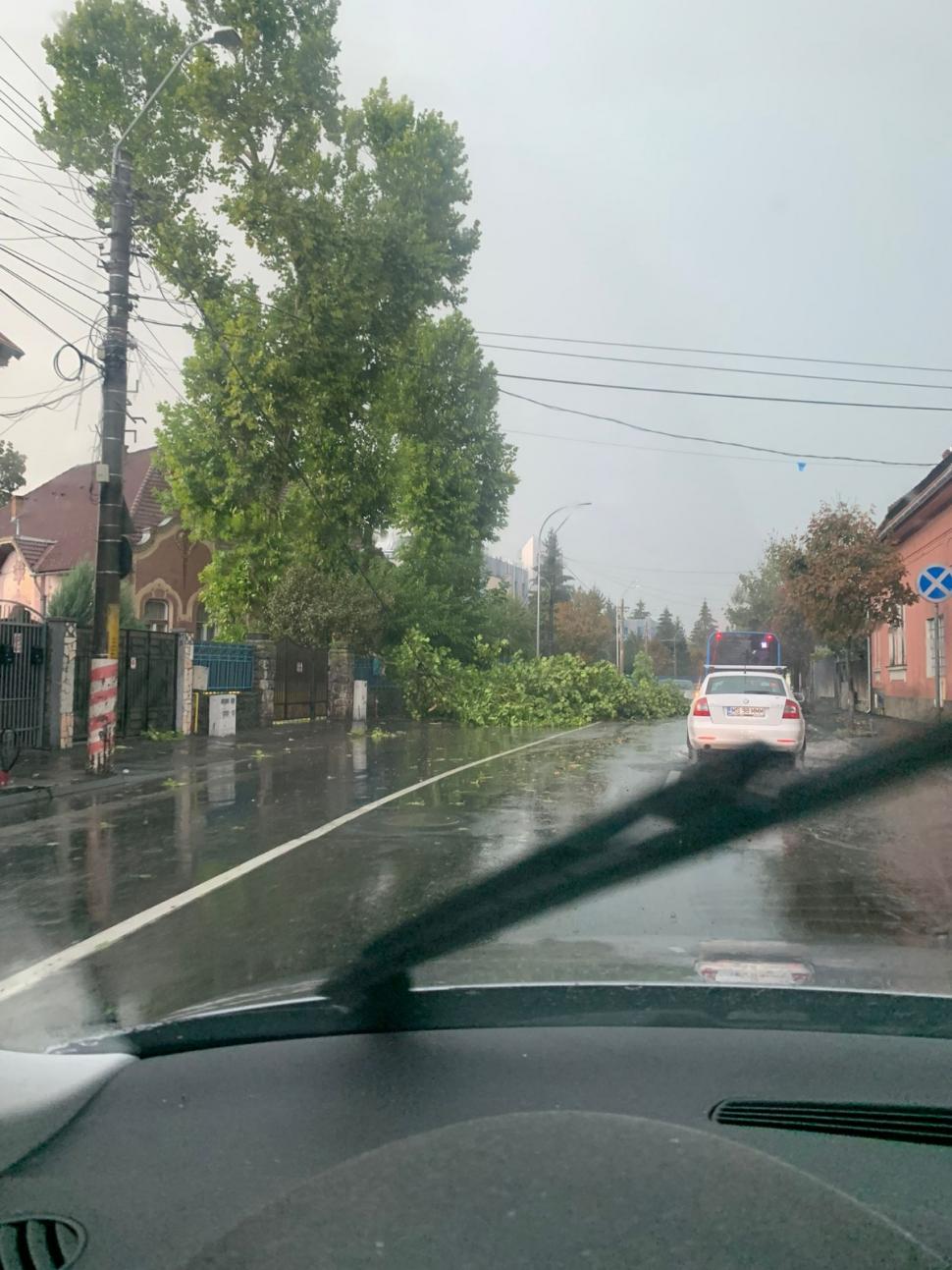 Vijeliile au făcut prăpăd în mai multe zone din ţară. Bucureştiul, blocat din cauza inundaţiilor 855484