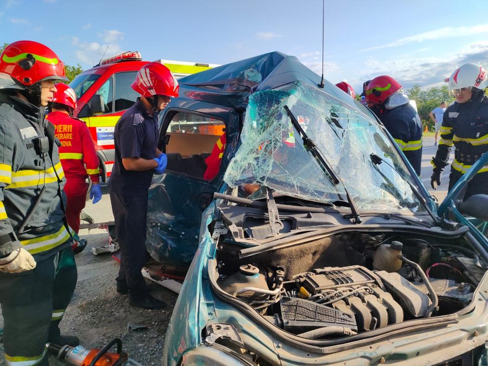 O basculantă a intrat în plin într-un autoturism pe DN 72, în Prahova. S-a intervenit cu elicopterul SMURD 855818