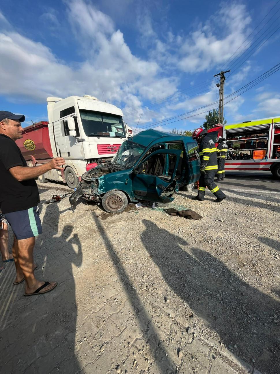 O basculantă a intrat în plin într-un autoturism pe DN 72, în Prahova. S-a intervenit cu elicopterul SMURD 855819