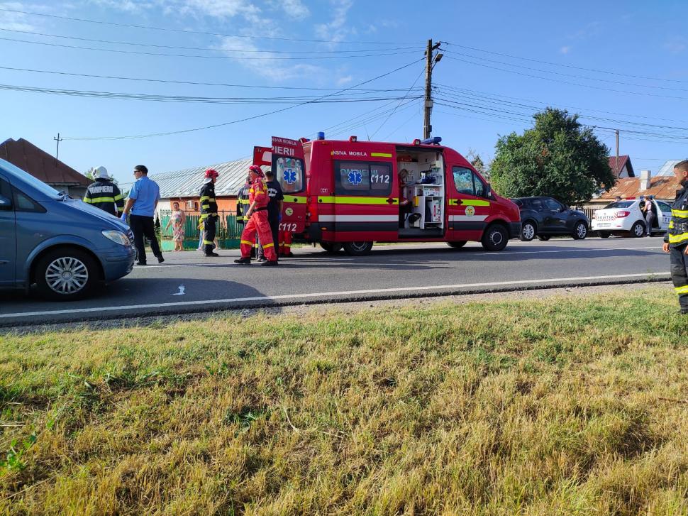 O basculantă a intrat în plin într-un autoturism pe DN 72, în Prahova. S-a intervenit cu elicopterul SMURD 855820