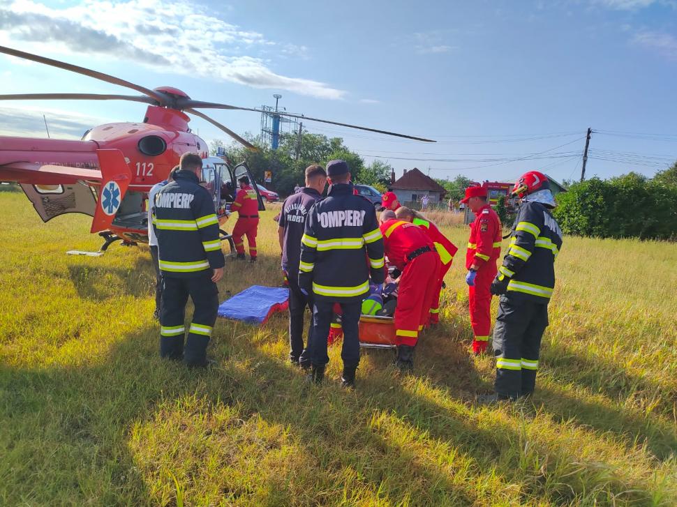 O basculantă a intrat în plin într-un autoturism pe DN 72, în Prahova. S-a intervenit cu elicopterul SMURD 855821