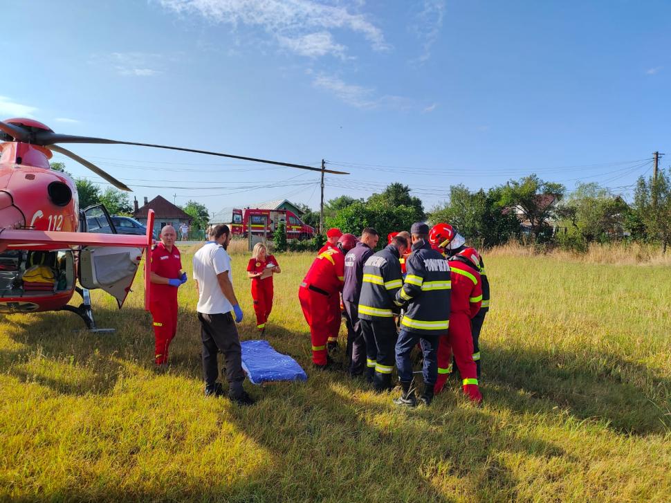 O basculantă a intrat în plin într-un autoturism pe DN 72, în Prahova. S-a intervenit cu elicopterul SMURD 855822