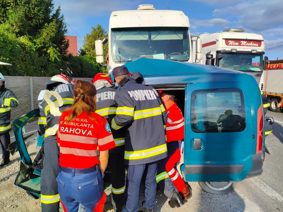 O basculantă a intrat în plin într-un autoturism pe DN 72, în Prahova. S-a intervenit cu elicopterul SMURD 855825