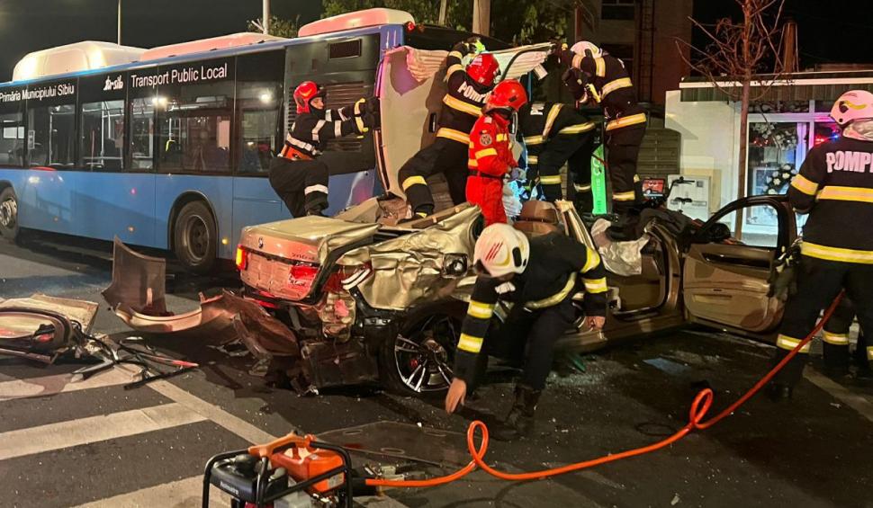 Şoferul unui BMW din Sibiu, înmatriculat ZEU, şi-a omorât o prietenă lângă cimitir, după ce a intrat cu viteză în două autobuze 855792
