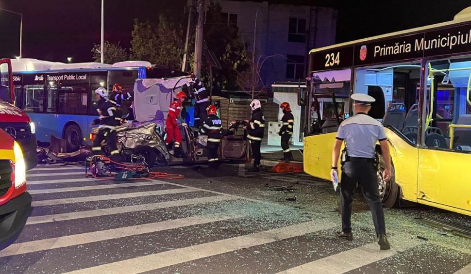 Şoferul unui BMW din Sibiu, înmatriculat ZEU, şi-a omorât o prietenă lângă cimitir, după ce a intrat cu viteză în două autobuze 855796