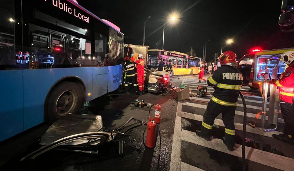 Şoferul unui BMW din Sibiu, înmatriculat ZEU, şi-a omorât o prietenă lângă cimitir, după ce a intrat cu viteză în două autobuze 855797