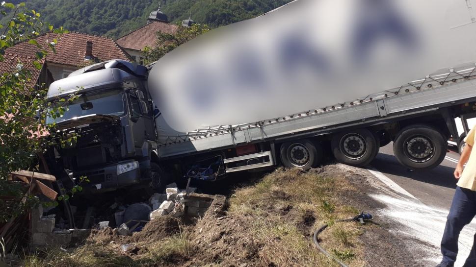 Un localnic din Călineşti, judeţul Vâlcea, s-a trezit cu un TIR în curte. Remorca autotrenului a rămas suspendată, iar traficul a fost îngreunat în zonă 855906