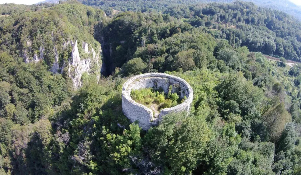 Cetatea din România interzisă turiștilor. Este printre cele mai ...