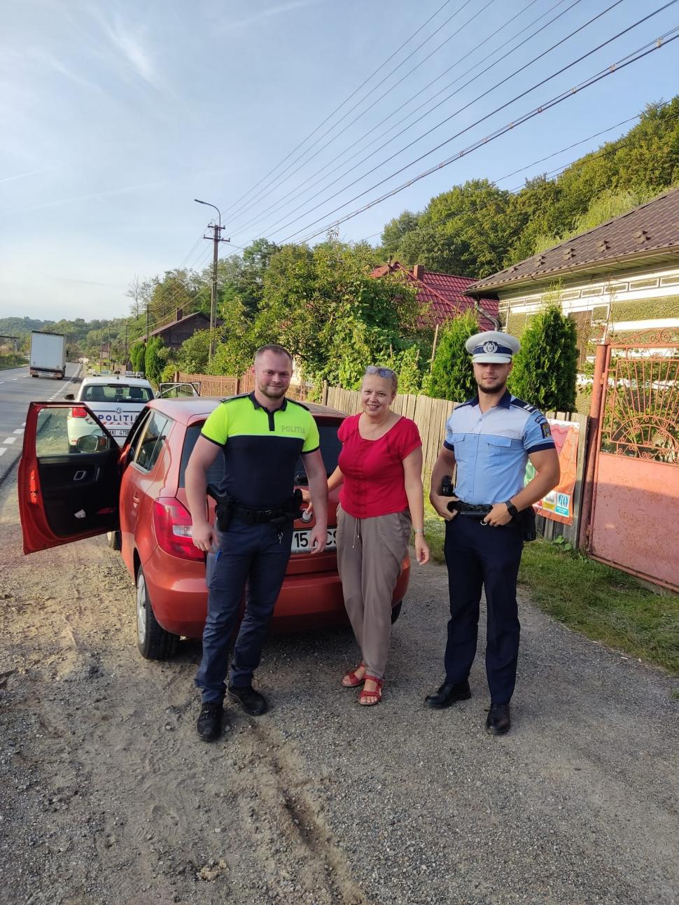 "Gesticula din mâini şi cerea ajutor" | Ei sunt Marian şi Istavan, doi poliţişti care au reparat mașina unei femei, rămasă blocată pe un drum din Huedin 856108