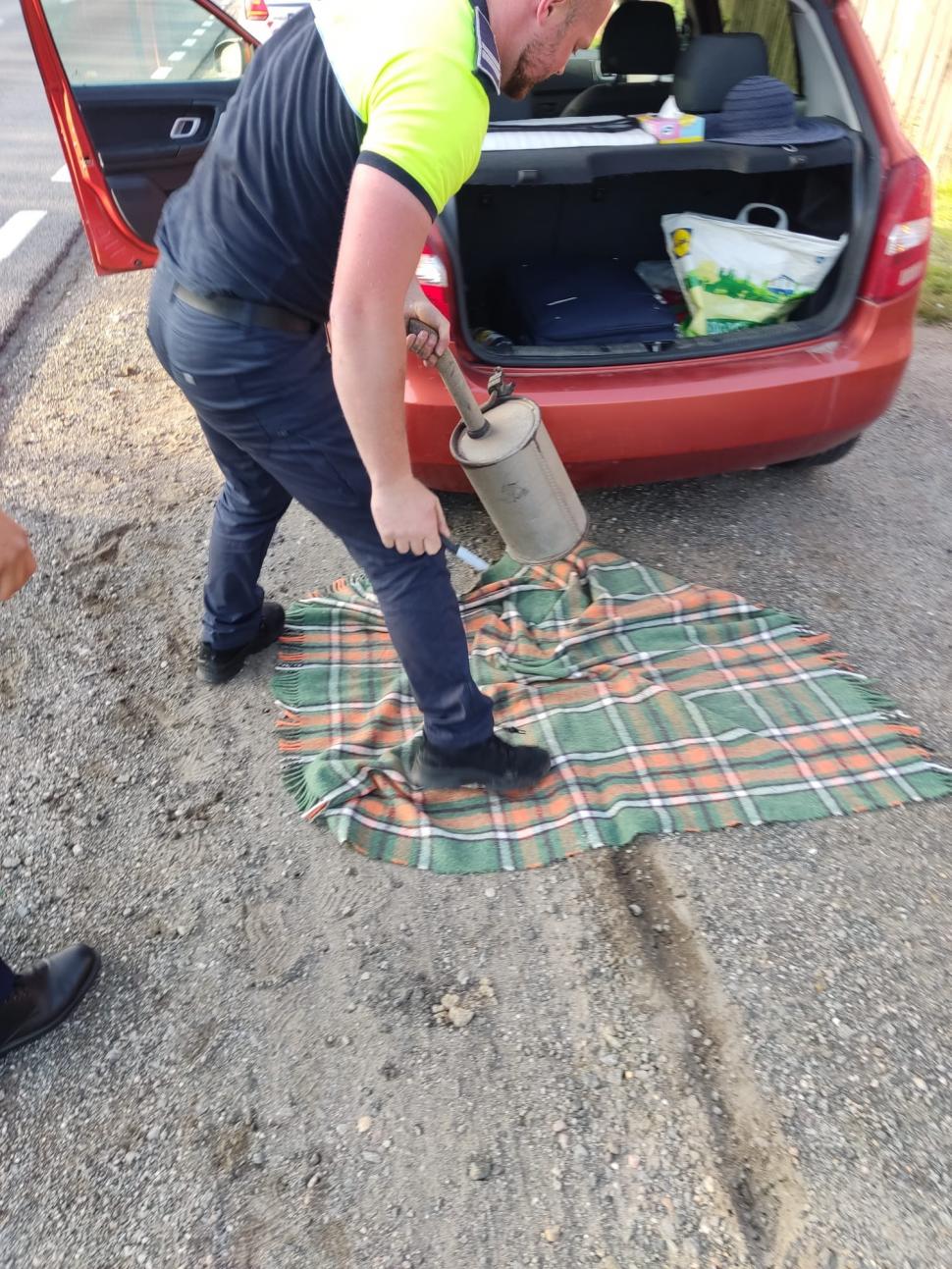 "Gesticula din mâini şi cerea ajutor" | Ei sunt Marian şi Istavan, doi poliţişti care au reparat mașina unei femei, rămasă blocată pe un drum din Huedin 856109