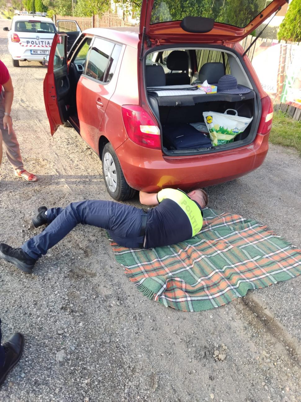 "Gesticula din mâini şi cerea ajutor" | Ei sunt Marian şi Istavan, doi poliţişti care au reparat mașina unei femei, rămasă blocată pe un drum din Huedin 856110