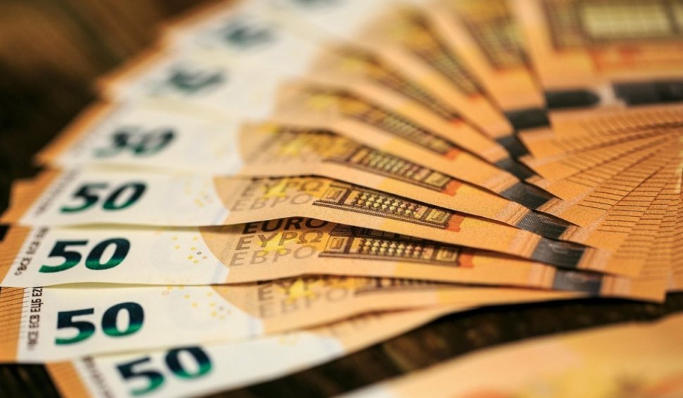 Tânăr de 25 de ani, prins în flagrant când folosea bancnote false de 50 de euro, în Bistriţa-Năsăud