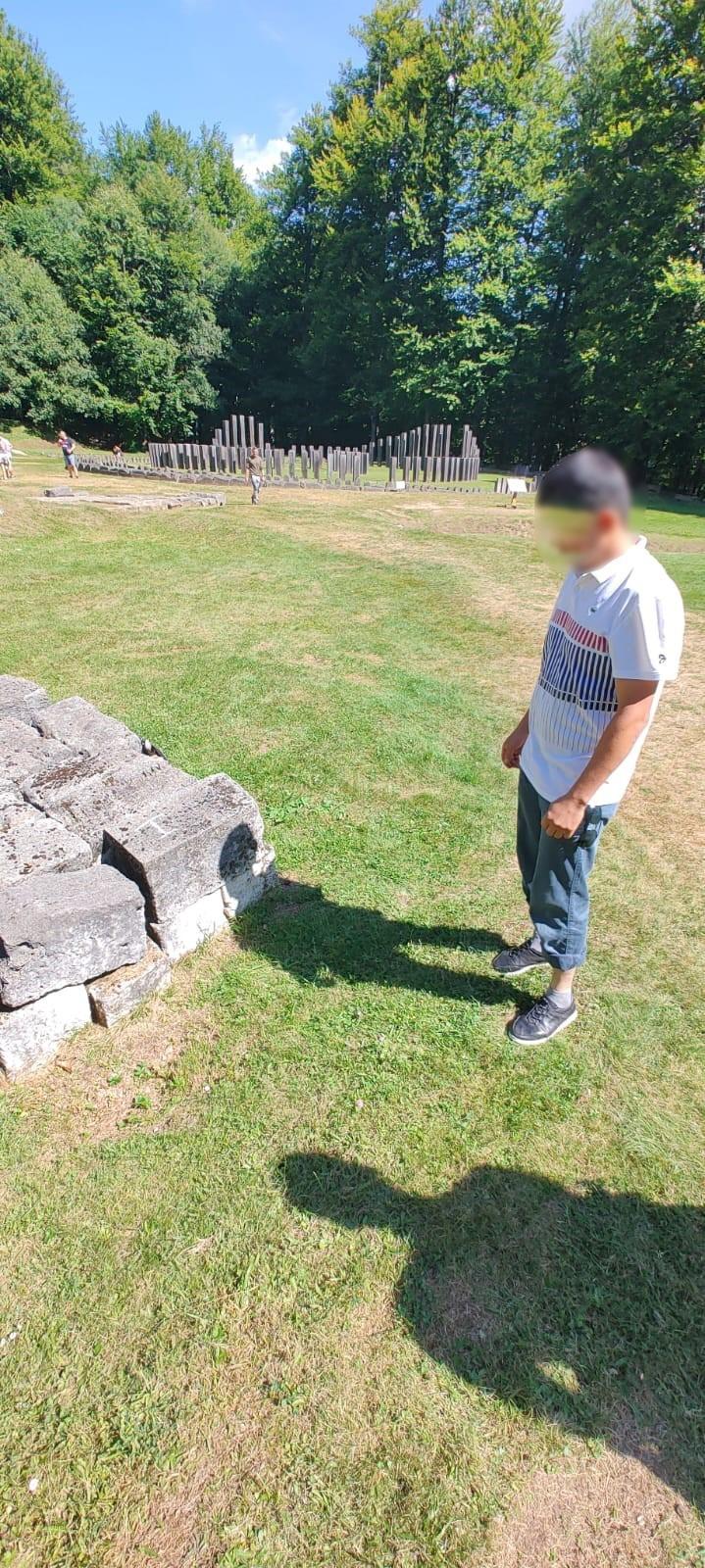 Ei sunt vandalii prinși în timp ce scrijeleau monumente din Cetatea Sarmizegetusa Regia 856319