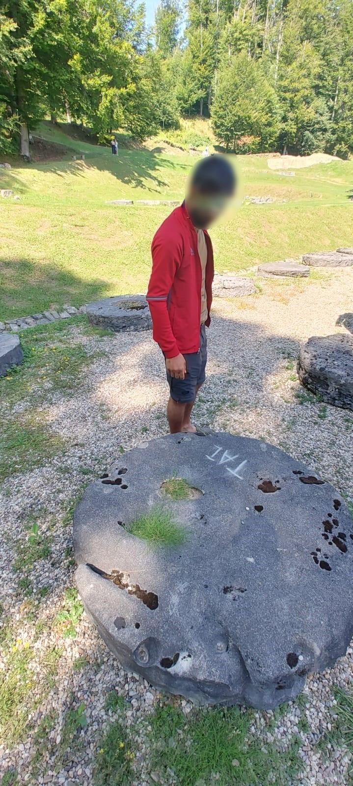 Ei sunt vandalii prinși în timp ce scrijeleau monumente din Cetatea Sarmizegetusa Regia 856320