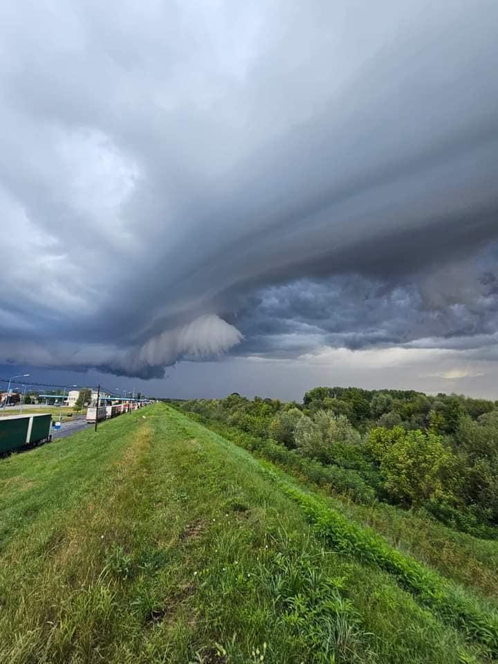"Sunt prevestitori de furtună şi instabilitate atmosferică accentuată" | Elena Mateescu, despre norii Shelf-Cloud, surprinşi pe cerul României. Prognoza meteo actuliazată  856368
