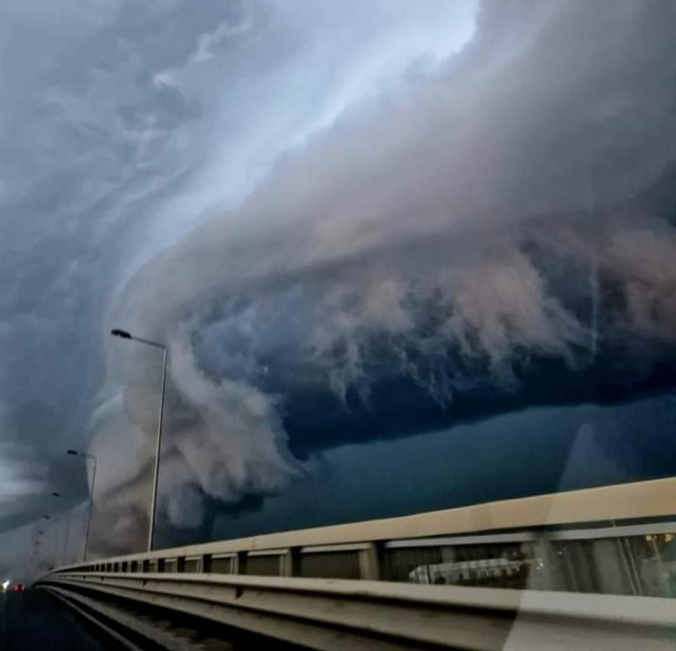 "Sunt prevestitori de furtună şi instabilitate atmosferică accentuată" | Elena Mateescu, despre norii Shelf-Cloud, surprinşi pe cerul României. Prognoza meteo actuliazată  856369