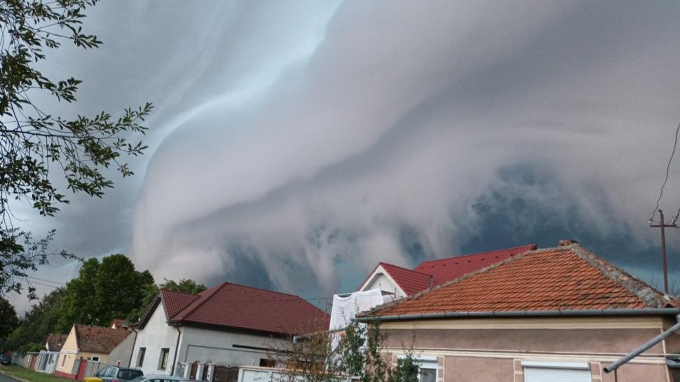 "Sunt prevestitori de furtună şi instabilitate atmosferică accentuată" | Elena Mateescu, despre norii Shelf-Cloud, surprinşi pe cerul României. Prognoza meteo actuliazată  856370