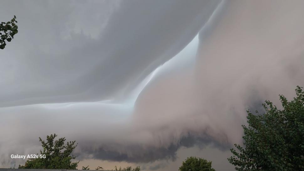 "Sunt prevestitori de furtună şi instabilitate atmosferică accentuată" | Elena Mateescu, despre norii Shelf-Cloud, surprinşi pe cerul României. Prognoza meteo actuliazată  856372