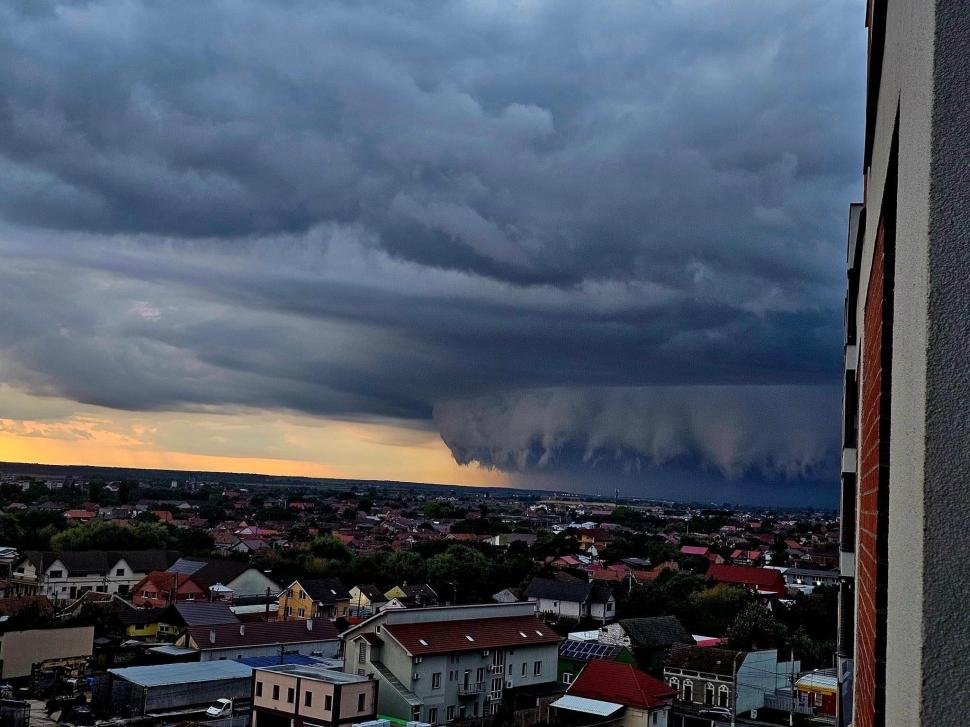 "Sunt prevestitori de furtună şi instabilitate atmosferică accentuată" | Elena Mateescu, despre norii Shelf-Cloud, surprinşi pe cerul României. Prognoza meteo actuliazată  856373
